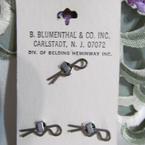 Vintage NEW Le Chic Buttons 3 Buttons on 1 Card ~ Silver Metal Crest Shield - Picture 6 of 8